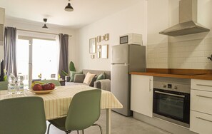 Kühlschrank, Mikrowelle, Ofen, Wasserkocher mit Kaffee-/Teezubehör