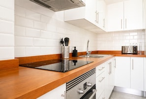 Cafetera y tetera, refrigerador, microondas y horno 