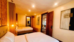 Une chambre d’hôtel avec deux lits, une tête de lit en bois, un grand miroir et un tableau au mur.