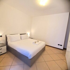 1 bedroom, iron/ironing board, Internet, bed sheets - Central Apartment Caniggia 1 with Terrace in Como (Como)