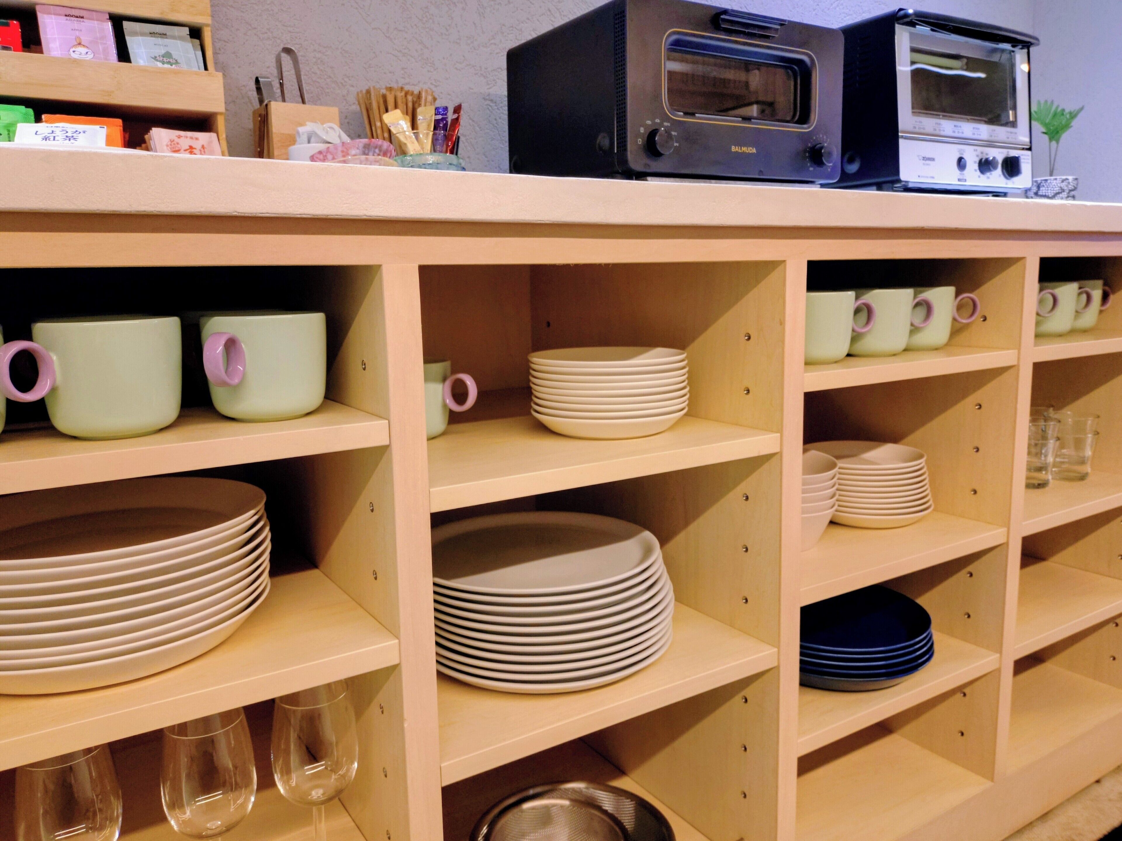 大型冷蔵庫、電子レンジ、トースター、冷凍庫