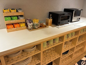 Full-sized fridge, microwave, toaster, cookware/dishes/utensils - MAJA HOTEL KYOTO (Kyoto)