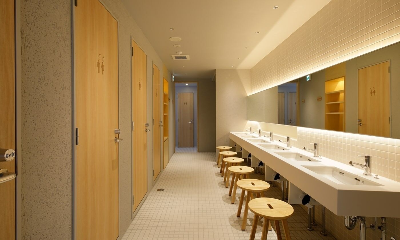 Bathtub dan shower terpisah, sandal, handuk, dan sabun