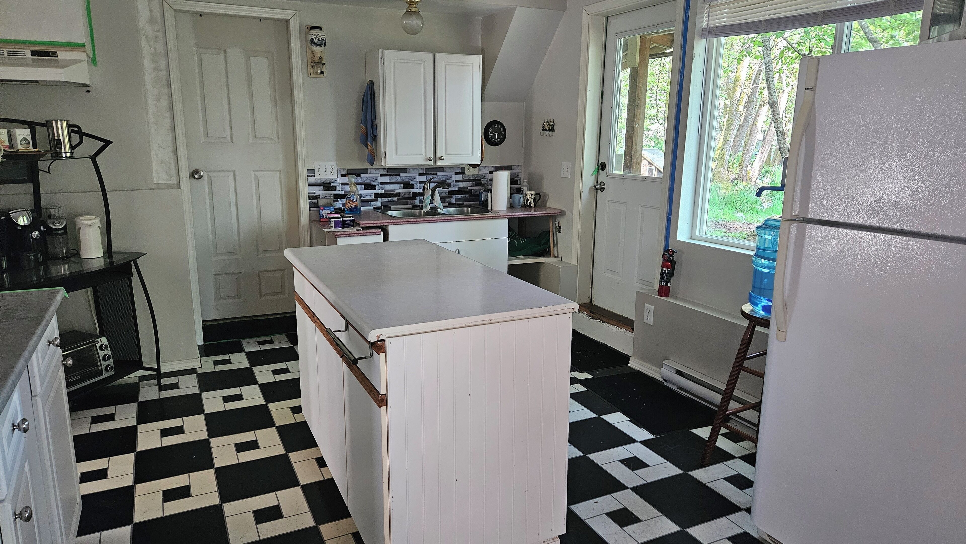 Fridge, microwave, oven, coffee/tea maker