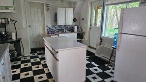 Jääkaappi, mikroaaltouuni, uuni, kahvin-/teenkeitin