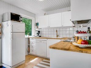 Fridge, microwave, dishwasher, cookware/dishes/utensils