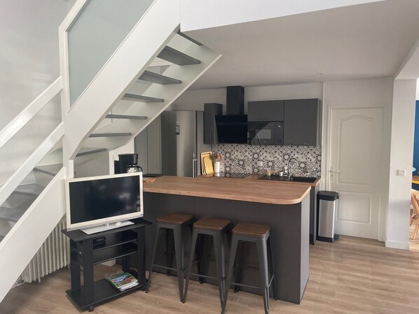 Een koelkast, een microgolfoven, een oven, een kookplaat