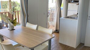Een kleine keuken met een inbouwkoelkast en een klein aanrecht.