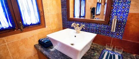 Chuveiro, secador de cabelo, bidê, toalhas de banho