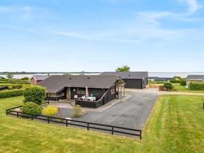 Een moderne boerderij met een ruime open patio, een apart eetgedeelte en uitzicht op het omliggende landschap.