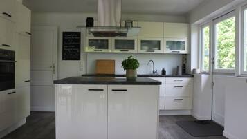 KĂŒhlschrank, Ofen, Herdplatte, GeschirrspĂŒler