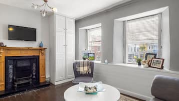 Een televisie en een open haard