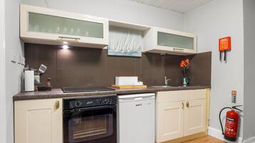 Een koelkast, een magnetron, een oven, een waterkoker