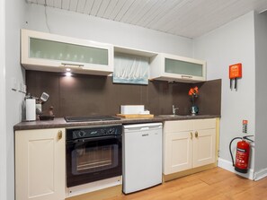 Refrigerador, microondas, horno y tetera eléctrica 