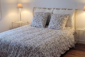 4 chambres, fer et planche à repasser, lit parapluie, Wi-Fi gratuit