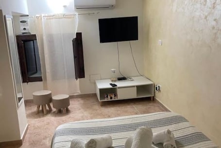 1 bedroom, desk, bed sheets. Mini-apartment in the center of Cosenza placed between the old and the "new" city.