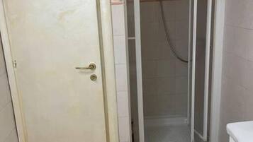 Ducha, secador de pelo, bidé y toallas