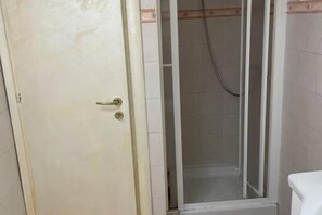 Ducha, secador de pelo, bidet, toallas