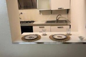Refrigerador, horno, cafetera y tetera y tetera eléctrica