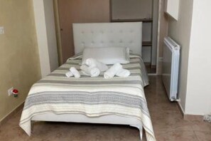 1 habitación, escritorio y ropa de cama