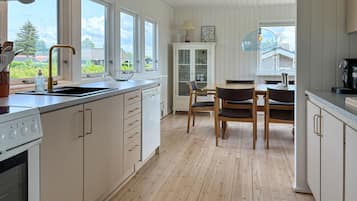 Een koelkast, een kookplaat, een vaatwasser