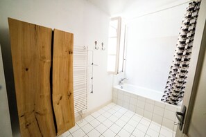 Sèche-cheveux, serviettes fournies, savon, papier toilette