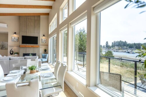 Relax & Stay Awhile in Deep Bay