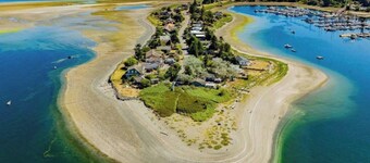 Executive Beach House - Oceanfront and Waves