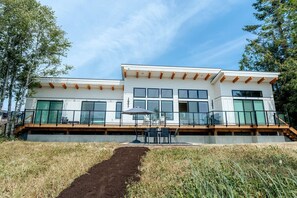 Unclassified image, 2 of 107, button