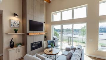 TV, fireplace