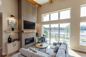 Televisión, chimenea