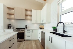 Réfrigérateur, four à micro-ondes, un four, surface de cuisson