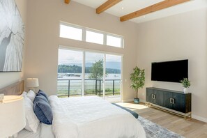 Tabla de planchar con plancha, wifi y ropa de cama