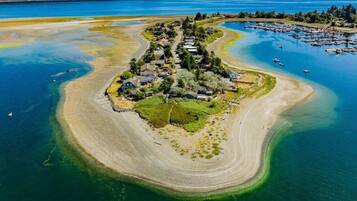Una spiaggia nelle vicinanze