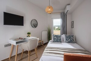 3 bedrooms, in-room safe, iron/ironing board, travel cot