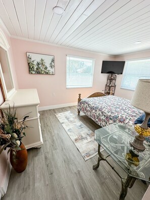 2 habitaciones, escritorio y tabla de planchar con plancha 