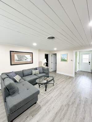 Een smart-tv en boeken