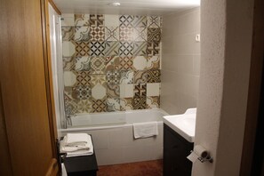 Habitación doble, vista al patio | Baño