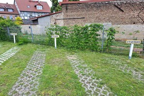A paved pathway, a metal fence, and street signs indicating directions to Backbord, Kogge, and Steuerbord.