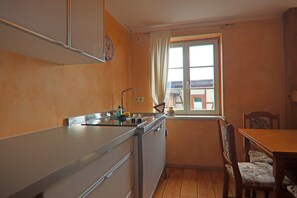 Fridge, stovetop, coffee/tea maker, toaster - Ferienwohnung Kogge im Zentrum von Röbel (Röbel)