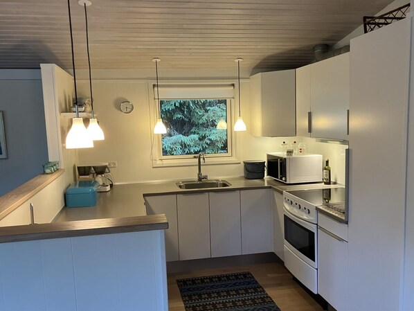 Fridge, microwave, dishwasher, cookware/dishes/utensils