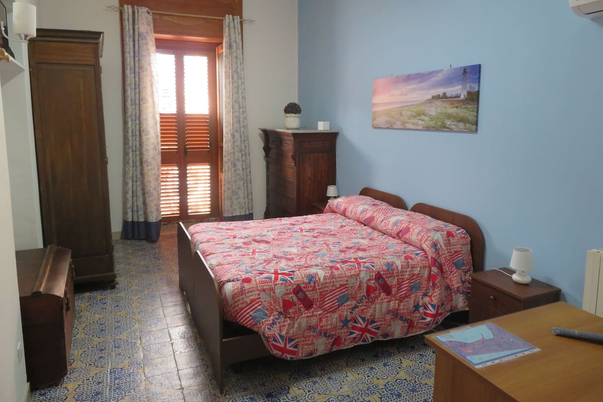 Appartement, 2 slaapkamers, balkon, uitzicht op stad | Een bureau, een strijkplank/strijkijzer, gratis wifi