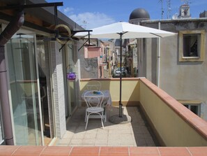 Studio, 1 Queen-Bett, Balkon, Stadtblick | Terrasse/Patio