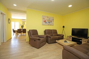 Smart TV - 2-bedroom luxury villa surrounded by mountain views just minutes from the beach (Donje Polje)