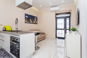 Fridge, oven, stovetop, coffee/tea maker