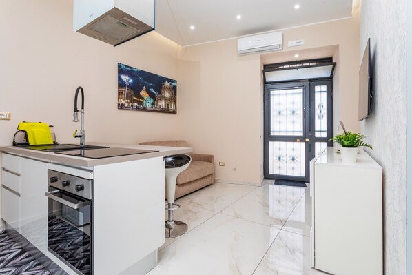 Fridge, oven, stovetop, coffee/tea maker - Apartment 'La Maison Chic' (Catania)