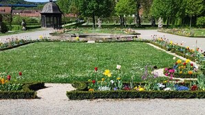 A garden with a gazebo, neatly trimmed hedges, and a variety of flowers. - Gesamtes großen Haus bis 21 Personen (Veitshöchheim)