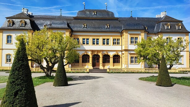A large, historic building with a symmetrical facade, multiple windows, and a central entrance with a staircase. - Gesamtes großen Haus bis 21 Personen (Veitshöchheim)
