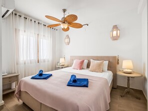 2 bedrooms, desk, Internet