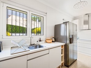 冷蔵庫、電子レンジ、オーブン、食器洗い機